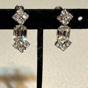 Beautiful vintage crystal rhinestone screw back earrings (504)